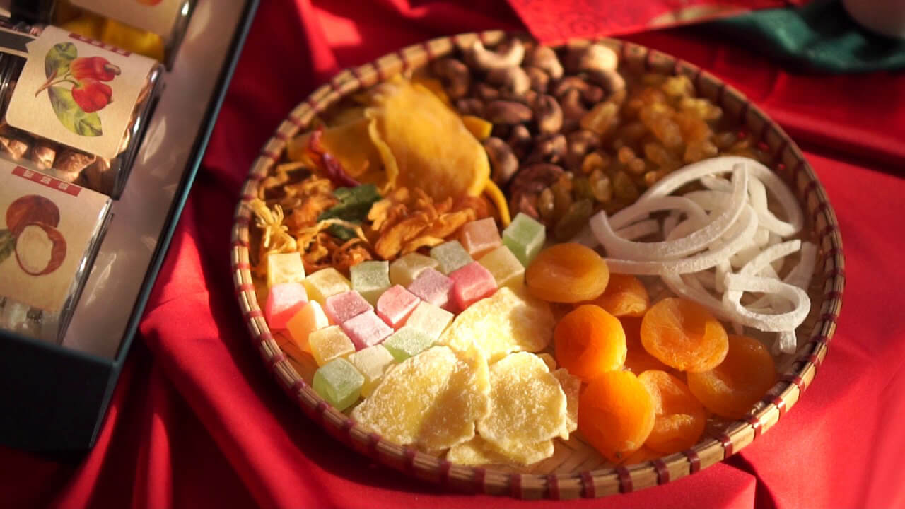 Chuẩn bị bánh kẹo ngày Tết